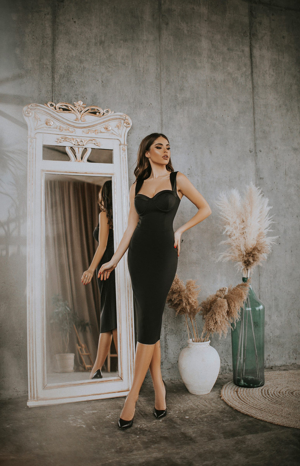 black bodycon dress